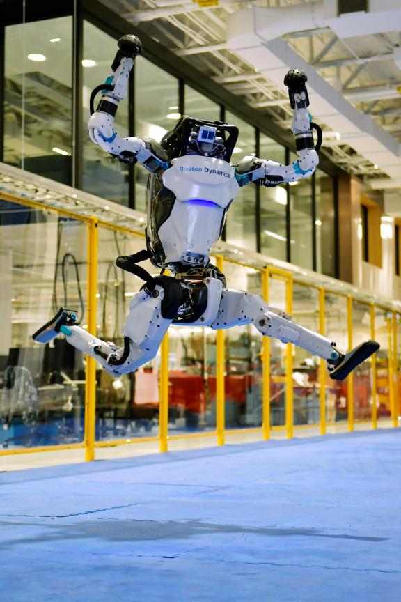 Manchmal sieht es noch etwas umständlich aus, wenn der Roboter tanzt. Doch der Sprung ist schon Weltklasse. 