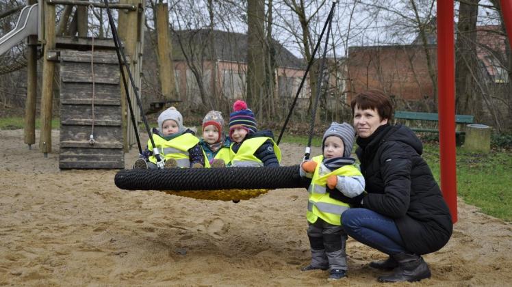 Ein neues Ziel für Tagesmutter Bärbel Guhl und die von ihr betreuten Kinder: Die Nestschaukel auf dem Spielplatz in Quitzow.