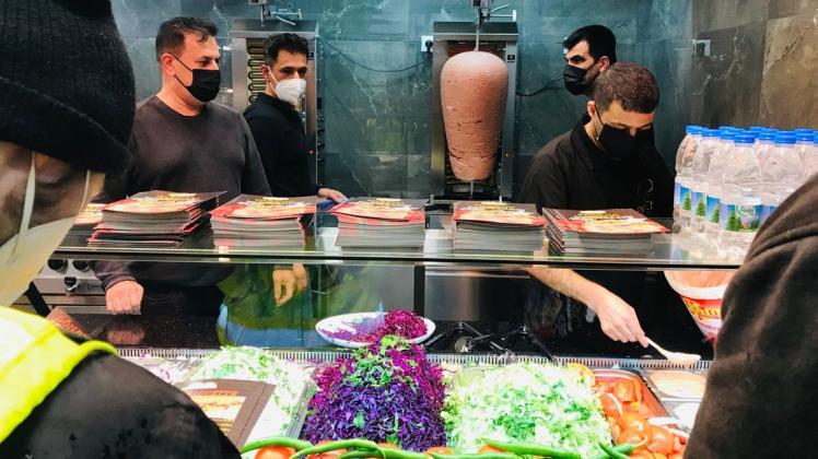 Viele Gäste kamen zur Eröffnung. Chef Muzaffer Guezel (hinter dem Tresen links) und seine Mitarbeiter haben gut zu tun.