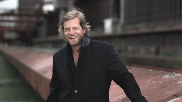 Schauspieler Henning Baum ist bald in der neuen Serie „Der König von Palma“ bei RTL Plus zu sehen.