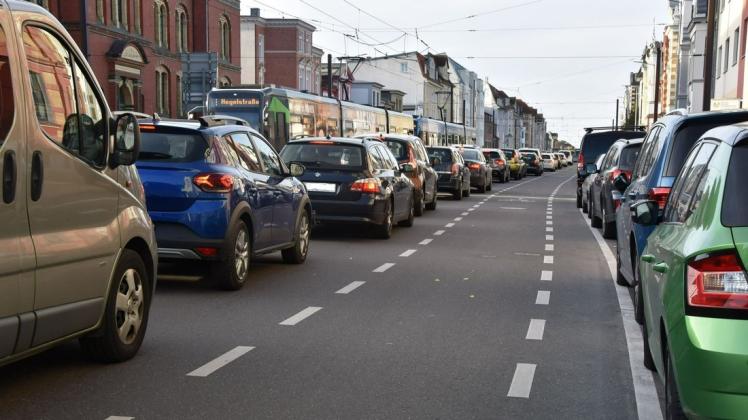 Nur noch eine statt zwei Fahrspuren in der Lübecker Straße: Autofahrer müssen sich daran gewöhnen, künftig den wenigen Platz in der Innenstadt von Schwerin mit Radfahrern zu teilen.