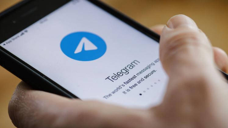 Symbolfoto: Das Logo des Instant-Messaging-Dienstes Telegram ist auf einem Smartphone zu sehen. Berlin, 20.01.2022 Berli