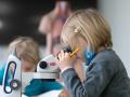 Die Kinder an der Uni-Schule Dresden arbeiten an Mikroskopen. 