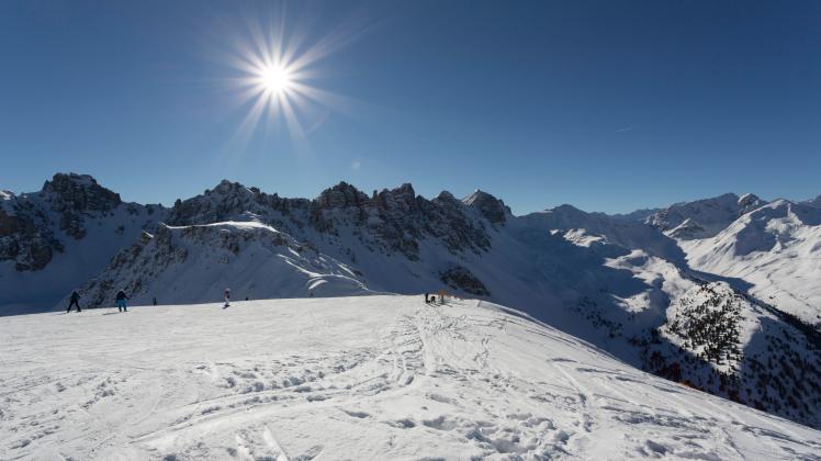 In Tirol hat eine deutsche Skifahrerin ein Lawinenunglück überlebt. (Symbolbild)