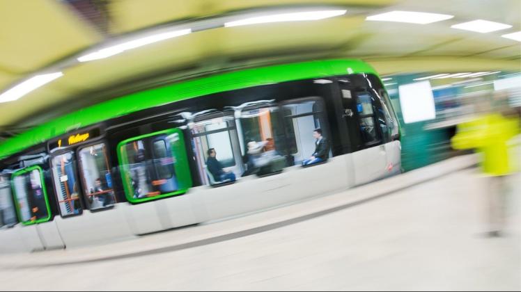 ÖPNV am Zug: Die Stadt Regensburg leistet sich ein komplett neues Stadtbahn-Netz. Kann Osnabrück aus den Erfahrungen der Donaustädter lernen? Unser Bild zeigt eine Stadtbahn in Hannover. Foto: dpa