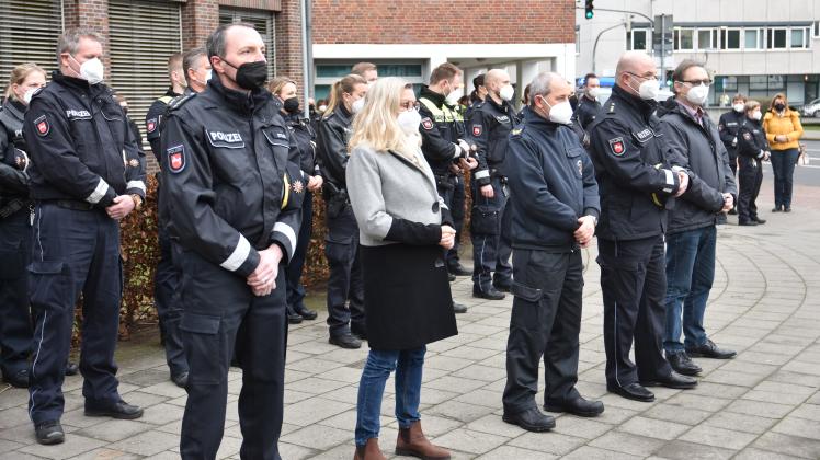 Polizeichef Jörn Stilke (links vorne) beteiligte sich mit rund 150 Kolleginnen und Kollegen an der bundesweiten Schweigeminute. An seiner Seite stand Oberbürgermeisterin Petra Gerlach. 