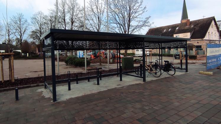 Auf dem Rathausvorplatz gibt es nun einen Fahrrad-Unterstellplatz mit Lademöglichkeit für E-Bikes.
