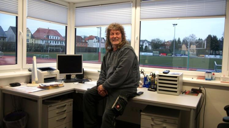 Nicht mehr wegzudenken: Mathias Köhler ist glücklich mit seinem Job auf dem Jahnsportplatz.
