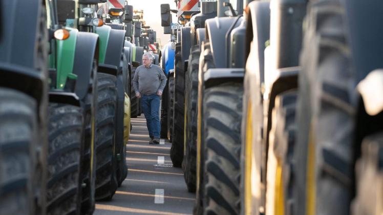 Mit Hunderten Fahrzeugen bewegt sich ein Traktorkorso um und durch Schwerin. Der Protest richtet sich im Kern gegen den Entwurf der neuen Düngemittelverordnung.