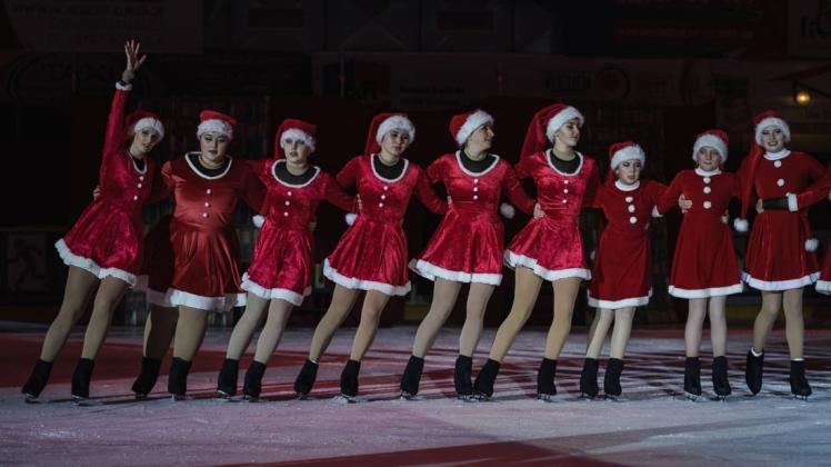Die große Weihnachtsshow ist jedes Jahr der Höhepunkt für den Rostocker Eiskunstlaufverein. Doch die Show musste wegen Corona schon zweimal abgesagt werden. Die große Weihnachtsshow ist jedes Jahr der Höhepunkt für den Rostocker Eiskunstlaufverein. Doch die Show musste wegen Corona schon zweimal abgesagt werden.