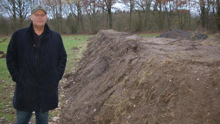Bürgermeister Jens Krügel steht vor dem neu angelegten Knick, der im Frühjahr bepflanzt werden soll.