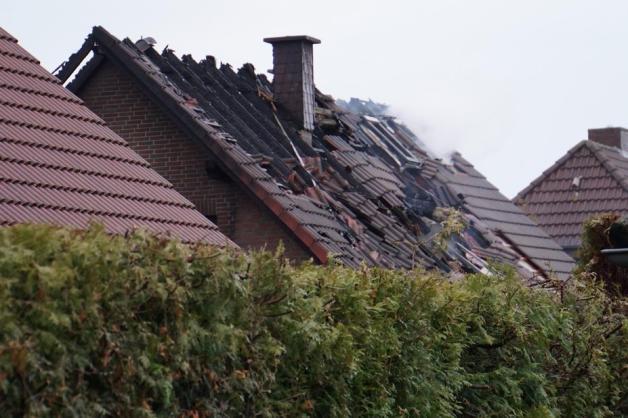 Der Dachstuhl des Hauses brannte komplett ab. Foto: Mirco Moormann