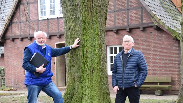 Hans Fingerhut (links), Vorsitzender des Nabu Ganderkesee und Michael Müller, Vorsitzender des Fuhrenkamp-Schutzvereins, machen sich Sorgen und kritisieren den Baumschutz in der Gemeinde.