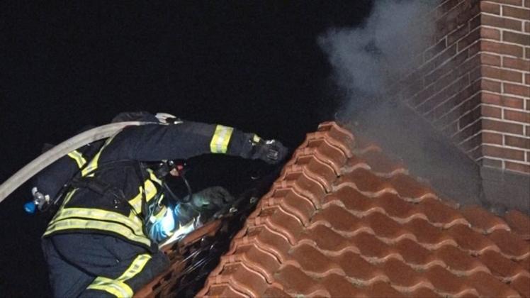 Die Feuerwehr musste am Silvesterabend einen Dachstuhlbrand in Hundmühlen löschen. 
