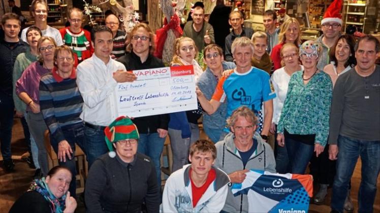 Zum Jahresende bekam der Lauftreff der Lebenshilfe Delmenhorst eine 500-Euro-Spende vom Vapiano in Oldenburg. 
