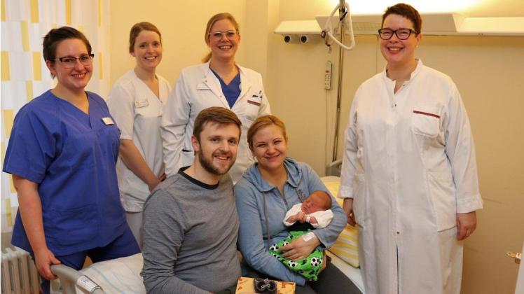 Das Neujahrsbaby Paul ist für die Eltern Dina Obodova und Dimitri Gerasimow sowie für das Bonifatius Hospital in Lingen die Nummer Eins. Mit den glücklichen Eltern freuen sich Hebamme Janne Holterhuis-Annas, Kinderschwester Sarah Teunis sowie die Gynäkologinnen Christina Niermann und Bernadette Brüning (v.l.) Foto: Johannes Franke