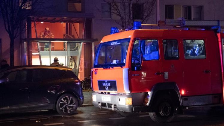 Die Feuerwehr wird in der Silvesternacht zu einer Vielzahl von kleineren Bränden gerufen. In Berlin gab es zwar weniger Einsätze als im Vorjahr - unverändert blieb jedoch die Aggressivität gegenüber den Rettungskräften.