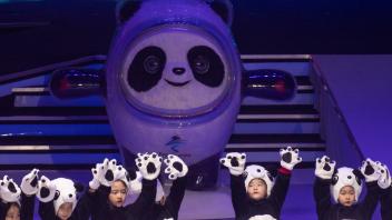 Kinder tanzen bei der Vorstellung der Maskottchen für die Olympischen und Paralympischen Winterspiele 2022 in Peking rund um Bing Dwen Dwen herum