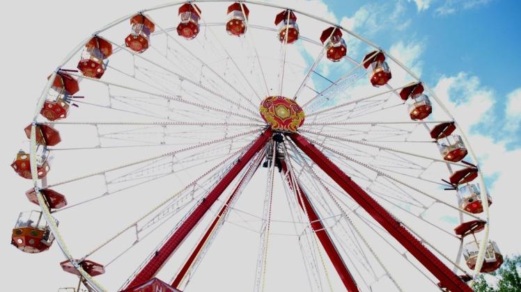 Die neue Attraktion auf der Pfingstlaube, das 35 Meter hohe Riesenrad, hat viele Besucher auf den Palsterkamp gelockt. 