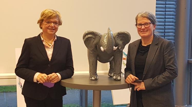 Abschied an der BBS I: Schulleiterin Katja Mönnig (re.) dankt Studiendirektorin Anne-Kathrin Vajnar bei der Verabschiedung für die gute Zusammenarbeit.