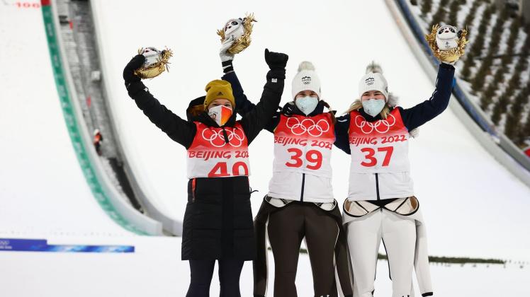 Skispringerin Katharina Althaus (links) hat bei den Olympischen Winterspielen in Peking eine Silbermedaille gewonnen. 