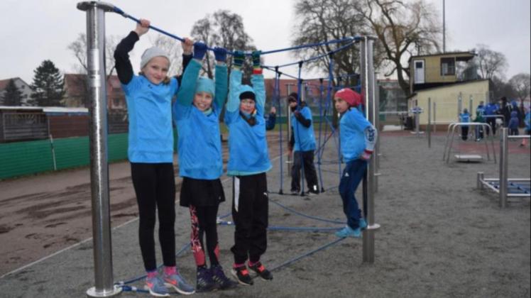 Zusätzlich zu dem bereits 2019 eingeweihten Bewegungsparcours soll demnächst noch ein Klettergerüst auf dem Rudolf-Harbig-Sportplatz aufgestellt werden.