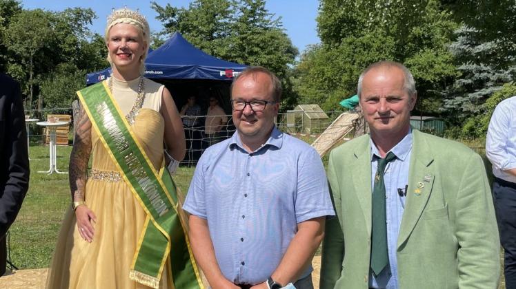 Werden nicht mehr gemeinsam auftreten: Bienenkönigin Louisa Ziffus-Liebknecht mit Bürgermeister Sven Baltrusch und Imker Detlef Bolte (r.).