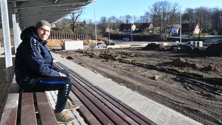 Mirco Parbs hat schon mal auf der Tribüne Platz genommen. Er ist sich sicher, dass hier noch in der ersten Jahreshälfte wieder der Ball rollt.