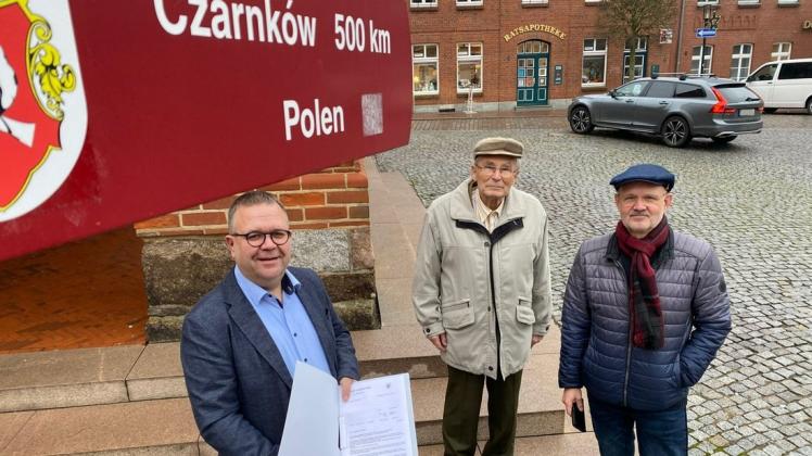 Grüße aus Gadebusch schickten per Post Bürgermeister Arne Schlien, Alt-Bürgermeister Rudolf Pieper und Stadtvertreter Hans-Christoph Struck (v.l.n.r.) Ende 2021 nach Czarnków. Jetzt erhielten sie ein Antwortschreiben mit traurigem aber auch hoffnungsvollem Inhalt.