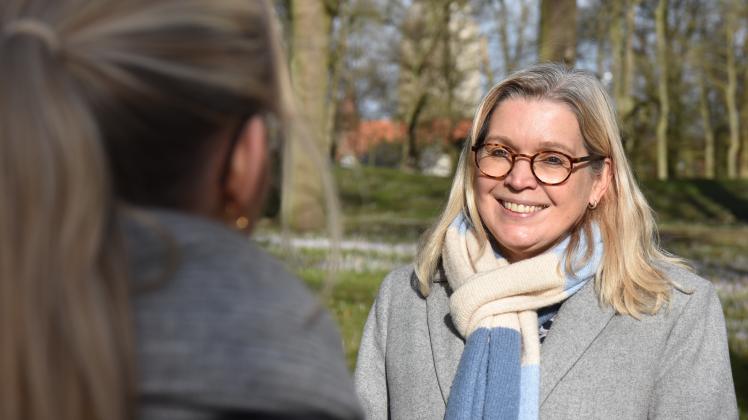 Persönliche Gespräche sind ihr wichtig, auch außerhalb des Rathauses: Petra Gerlach hat als Oberbürgermeisterin den Anspruch zu wissen, was die Delmenhorster im Alltag beschäftigt.   