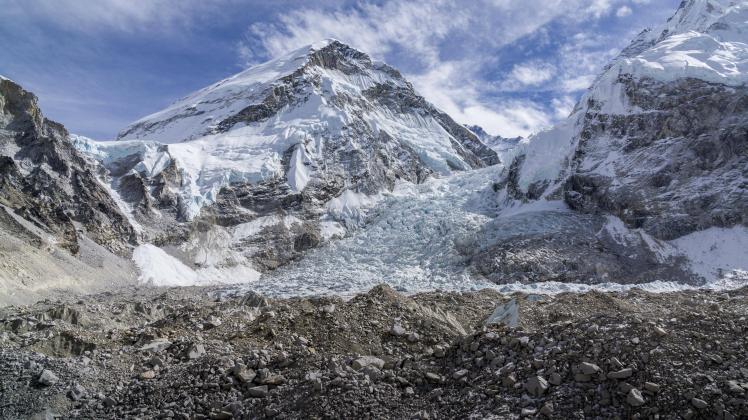 Am Khumbu-Eisbruch könnte es durch die Gletscherschmelze zu einer noch dynamischeren Bewegung von Eisblöcken kommen als bisher.