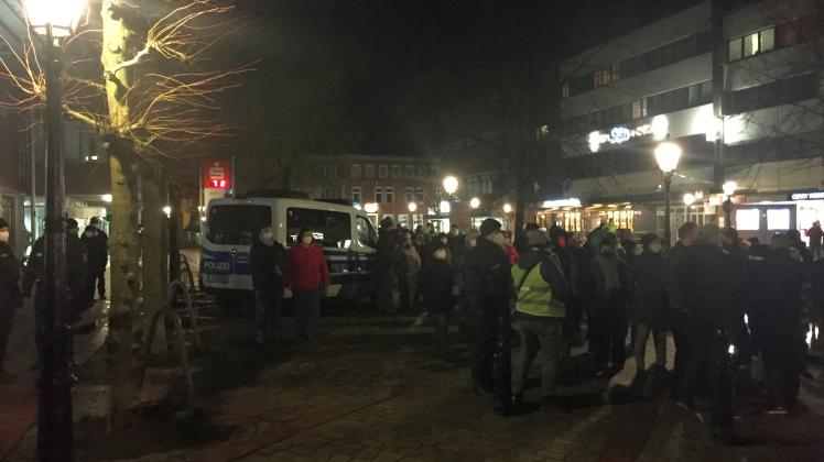 Geordnet und anders als manches Mal in den vergangenen Wochen ist der „Spaziergang“ rund um den Hauptkanal in Papenburg gestern Abend verlaufen. 