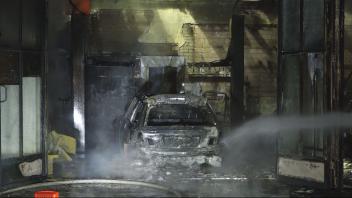 Bei einem Feuer in einer Autowerkstatt in Großenkneten-Ahlhorn ist am Montagabend ein Mann schwer verletzt worden. 