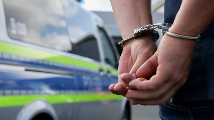 Kriminalität, Verhaftung - Symbolbilder Bamberg, Deutschland 08. August 2021: Eine Person bei einer Festnahme durch die