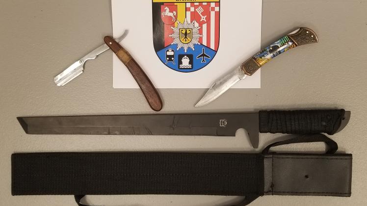 Diese Waffen stellte die Polizei bei Jugendlichen sicher.