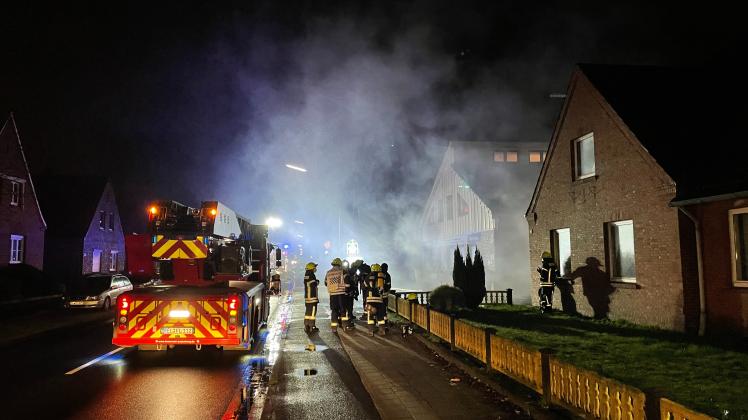 In dem Keller einer Tagespflege an der Straße Graderweg in Papenburg ist es am Dienstagabend zu einem Brand gekommen. Insgesamt 45 Feuerwehrleute waren im Einsatz, um das Feuer unter Kontrolle zu bekommen.