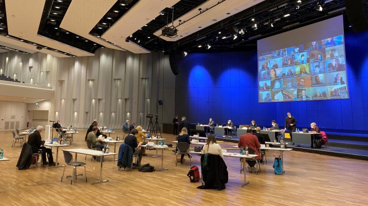 Erste hybride Ratssitzung in Osnabrück am 8. Februar 2022 im Europa-Saal der Stadthalle. Nur 17 von 51 Ratsmitgliedern ist persönlich anwesend. Die anderen sind per Video dazugeschaltet.