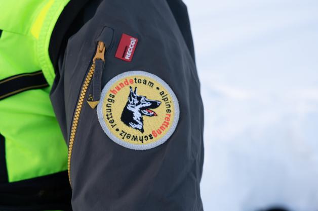 Die Lawinenretter sind an ihren Jacken mit dem Aufnäher der Alpinen Rettung Schweiz zu erkennen. 