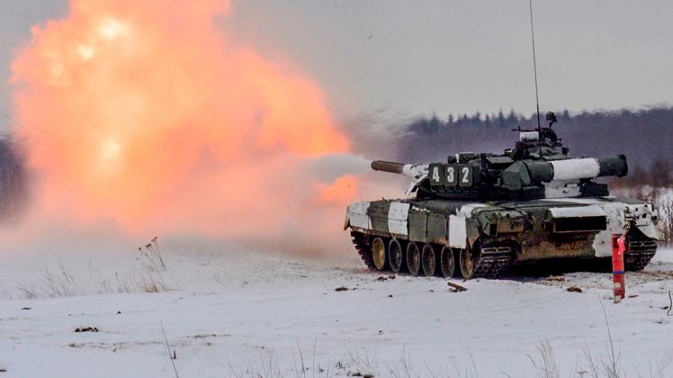 Auf diesem vom Pressedienst des russischen Verteidigungsministeriums veröffentlichten Foto feuert ein Panzer während einer Militärübung.