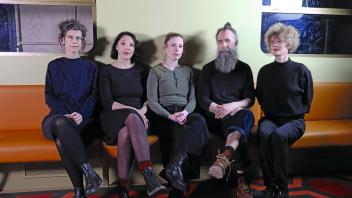 Auf einer Zugbank im Bühnenbild: Das Regieteam mit Franziska Junge (von links), Yvonne Theodora Sturm, Katharina Schmidt, Pär Hagström und Claudia Lowin.