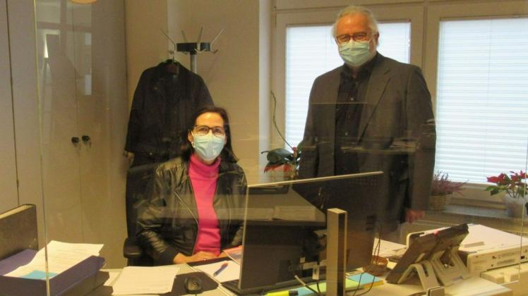 Geschäftsführer Joachim Schöttler spricht im Boizenburger Kundenzentrum der Versorgungsbetriebe Elbe mit Regina Kilian. Mitarbeiter und Besucher sind hier durch Luftfilteranlagen und mit Plexiglas abgetrennte Stationen zusätzlich geschützt.