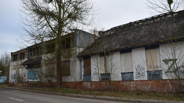 Die Ruine am Ortseingang von Schwerin wird wohl noch lange stehen bleiben, denn die Politik hat einen Bebauungsplan für das Areal Alte Fähre abgelehnt.