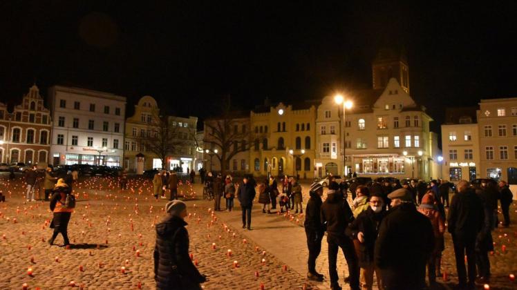 In Wismar haben Bürger mehr als 2000 Lichter angezündet und mit einer Menschenkette für Zusammenhalt geworben.