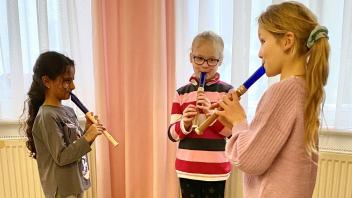 Alya, Lina und Rita (v. l.) haben Feuer gefangen und probieren im Unterricht bei Ulrike Bennöhr die Blockflöte aus.