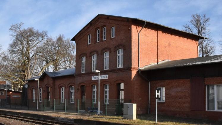 Im alten Bahnhofsgebäude, heute Vereinshaus, in Sternberg gibt es in den Winterferien viel zu erleben. Die Leiterin des Jugendclubs hat sich viel vorgenommen.