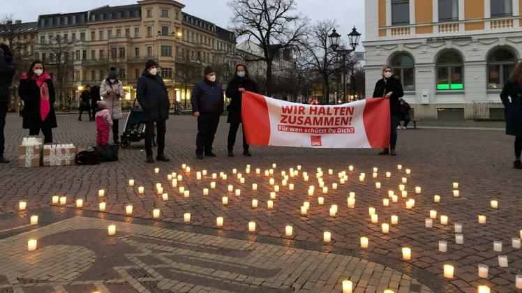 In Potsdam wurde mit mehr als 100 Kerzen ein Zeichen für den Zusammenhalt in der Corona-Pandemie gesetzt.
