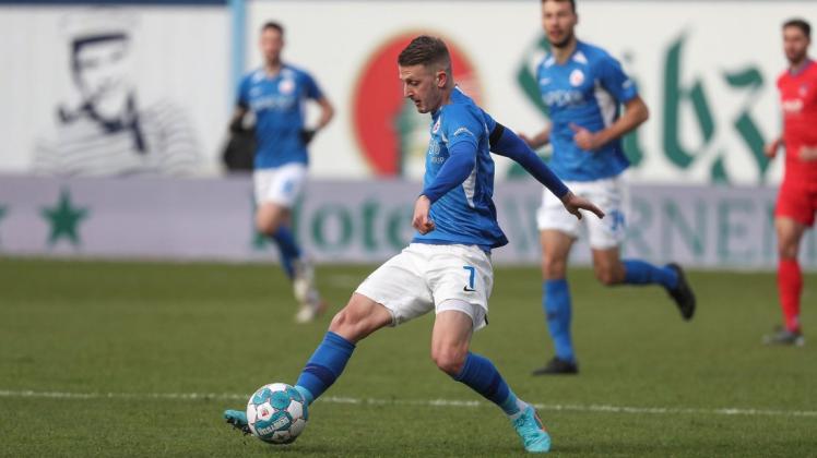 Trotz erheblich größerer Konkurrenz ist Nico Neihart aus der Viererkette des FC Hansa Rostock in dieser Saison nicht wegzudenken. Der 27-Jährige absolvierte 18 von 20 Partien, stand dabei 17-mal in der Start-Elf.