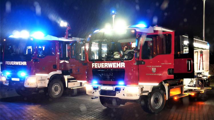 Zwei Einsatzfahrzeuge der Freiwilligen Feuerwehr aus Neuenkirchen-Vörden im Regen.