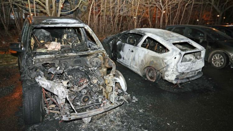 Insgesamt vier Fahrzeuge wurden beschädigt, zwei davon brannten komplett aus.