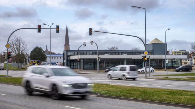 Die neue Rostocker Spielbank soll in das alte Autohaus Niemann am Petridamm einziehen. Anfang 2023 ist der Umzug vom Kabutzenhof an den neuen Standort geplant.
